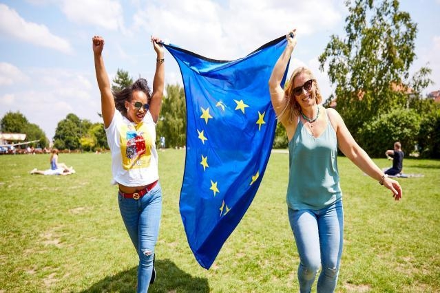 FOTO Dos jóvenes sujetan la bandera de la Unión Europea.